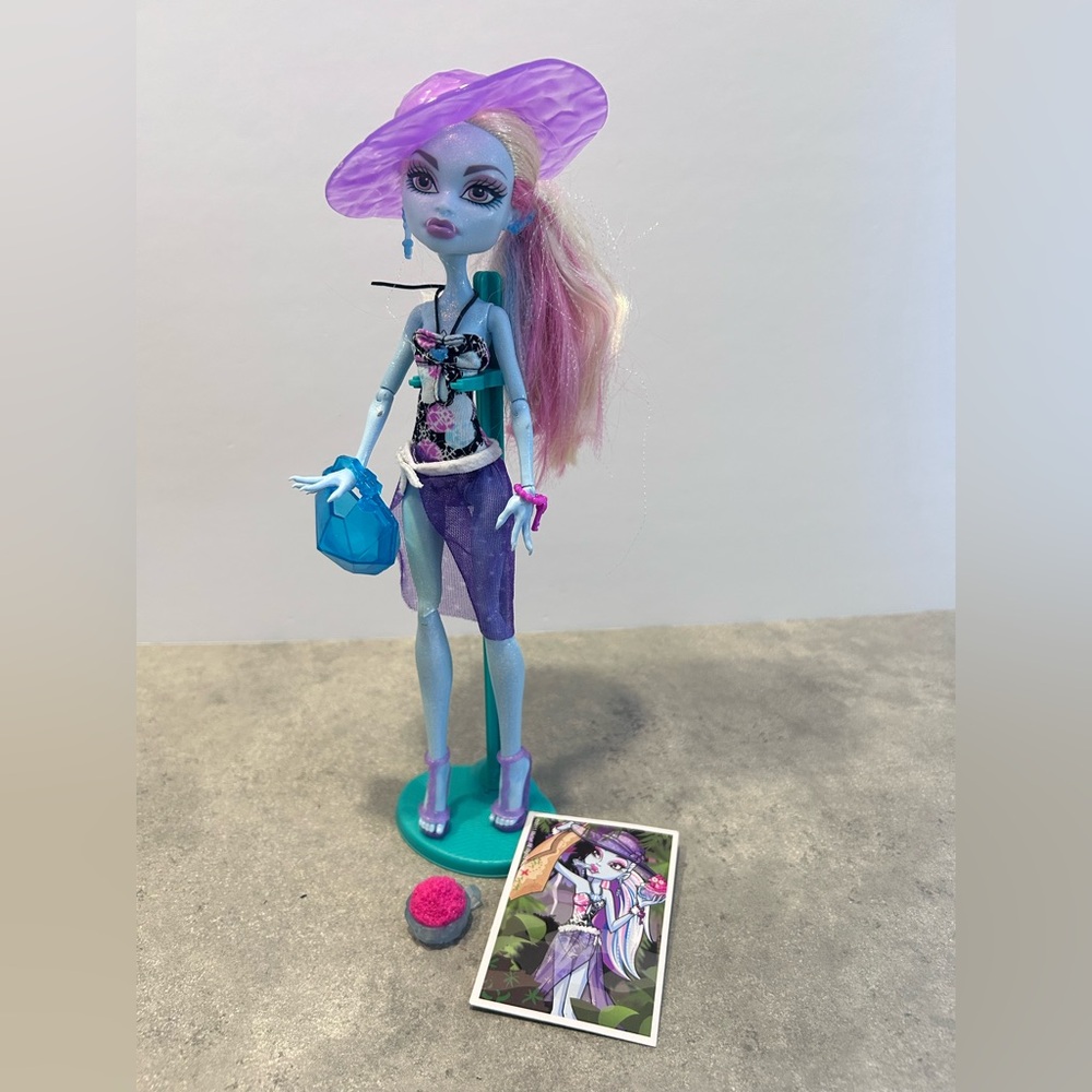 MONSTER HIGH DOLLS Abbey Skull Shores +Accessoire - Uniforme - Abbey Bominable